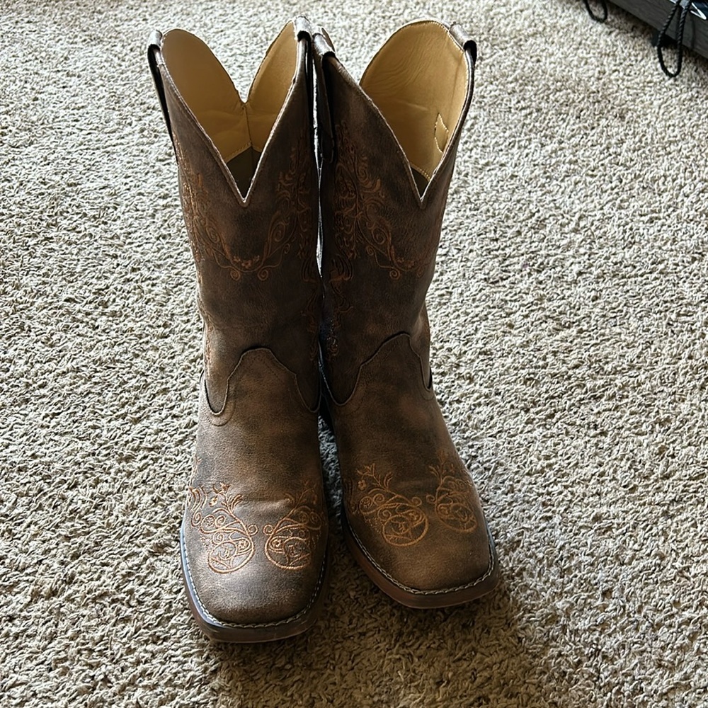 Roper size 10M in women’s. Only wore a few times.